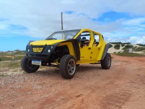 Buggy Guepardo Duna G300 parado com uma duna ao fundo