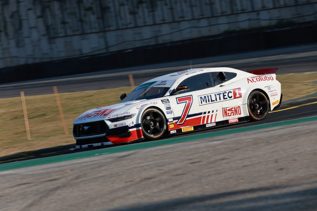 Carro número 7 do time Militec da NASCAR Brasil