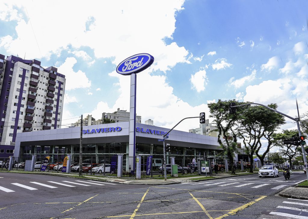 Fachada da Concessionária Ford Slaviero, em Curitiba. 
