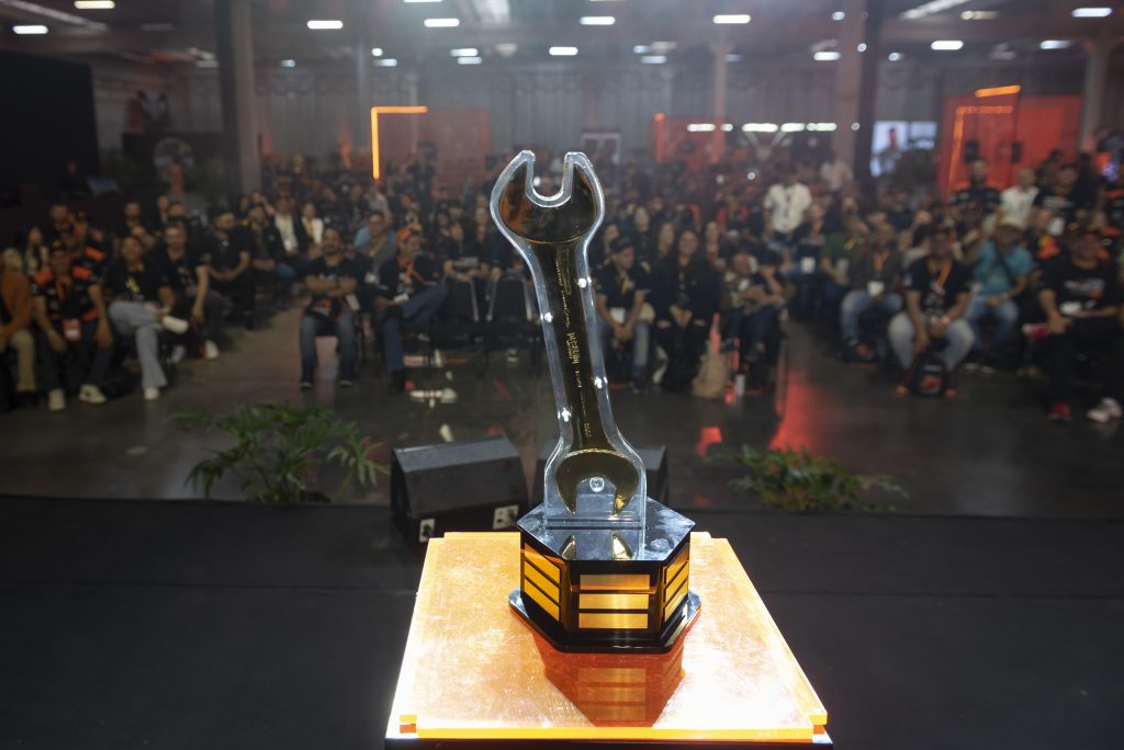Troféu de Melhor Mecânico do Brasil exposto para uma plateia da Magnetron