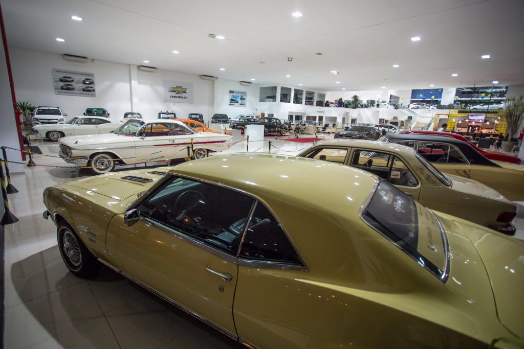 Carros antigos expostos no showroom da concessionária Valesul