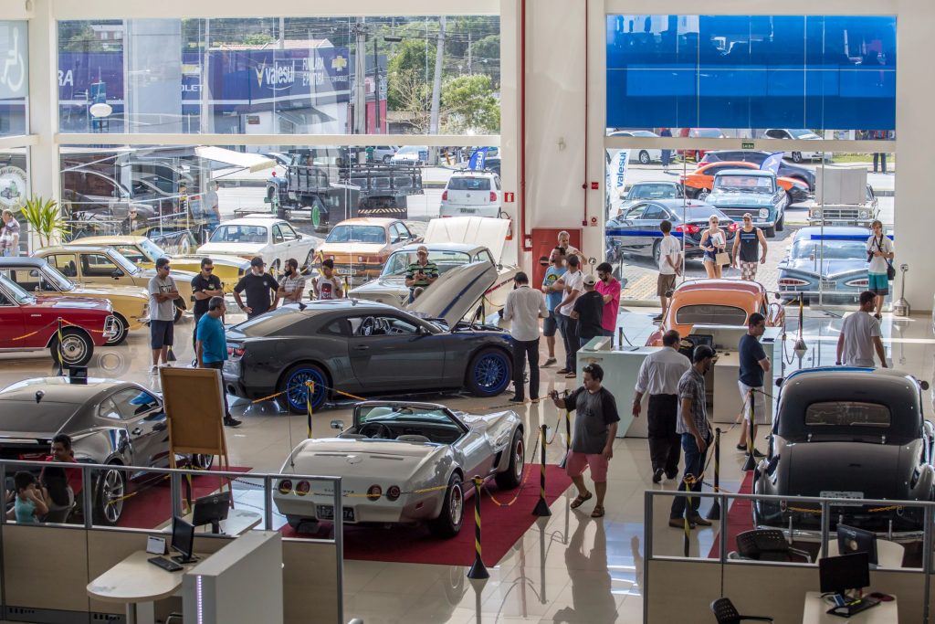 Carros antigos em exposição no showroom da Valesul Chevrolet