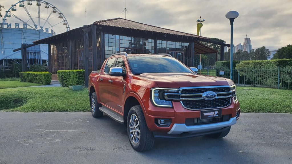 Ford Ranger V6 estacionada no Parque Barigui.