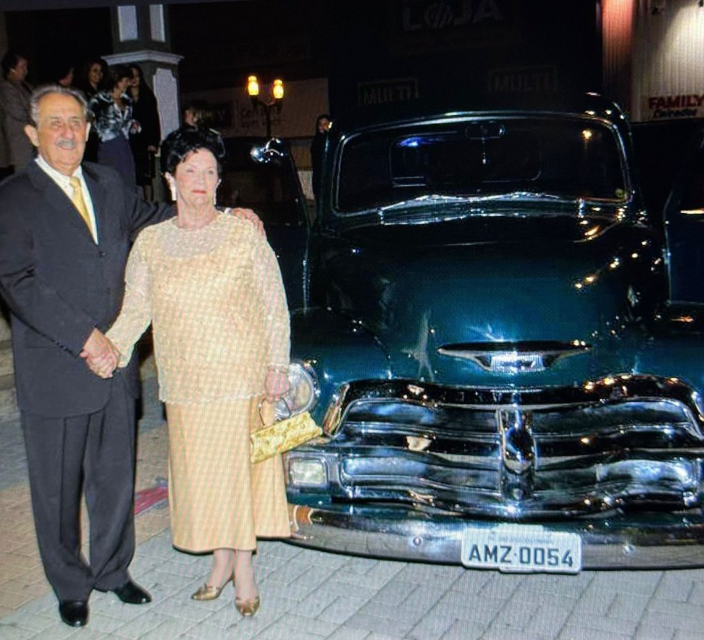 Casal em frente a picape Chevrolet 1954