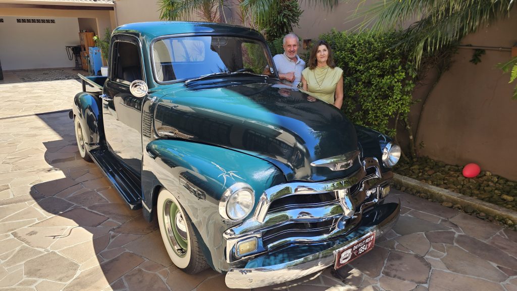 Murilo e Zina Dal Negro ao lado da picape na garagem de casa.