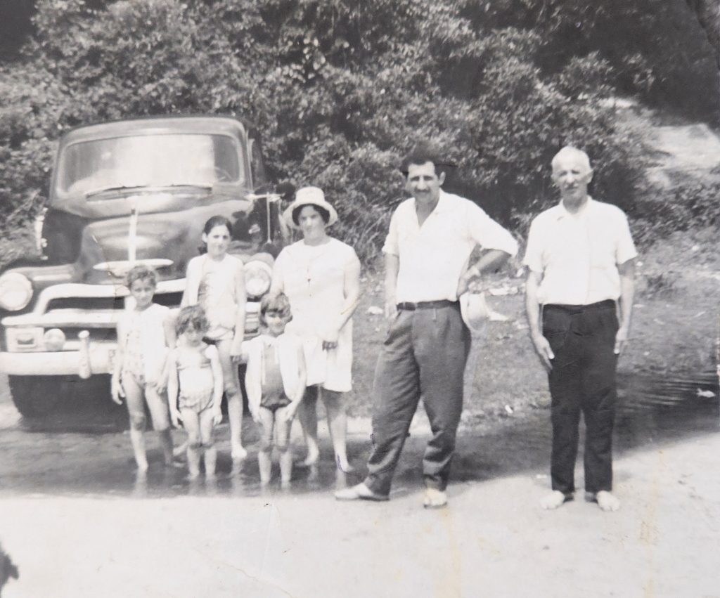 Foto antiga de Zina ainda criança coma família e a picape Chevrolet 1954