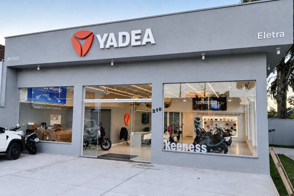 Fachada da Yadea Eletra Curitiba, no bairro Rebouças