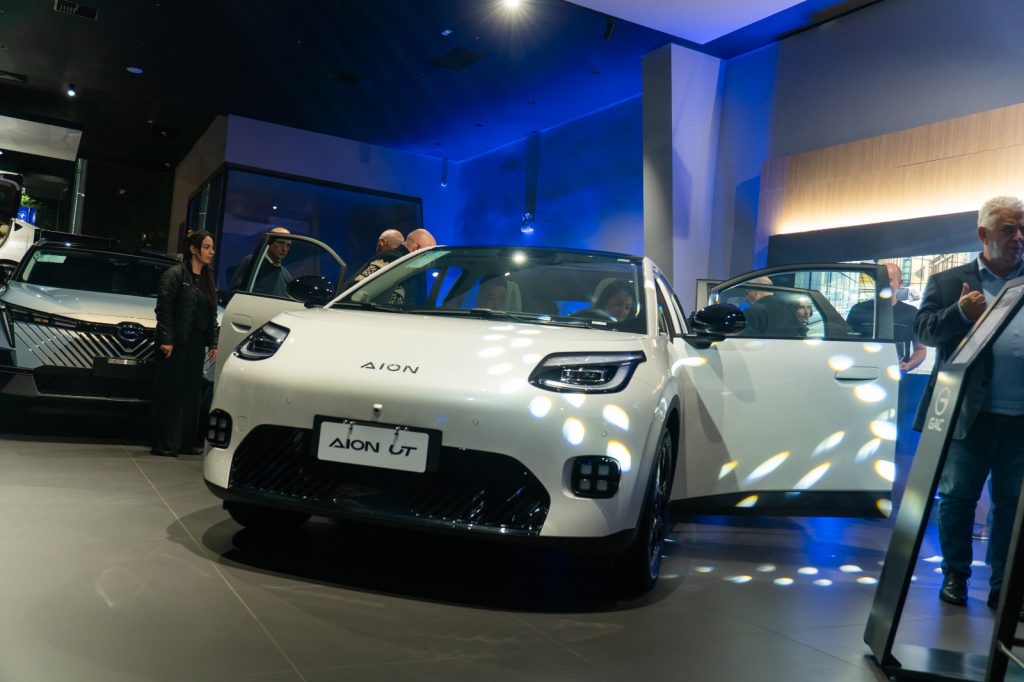 GAC Aion UT em exposição para convidados na concessionária Servopa