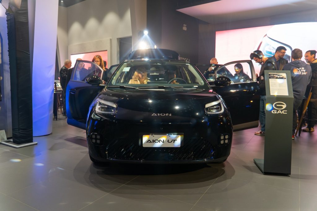 GAC Aion UT em exposição para convidados na concessionária Servopa
